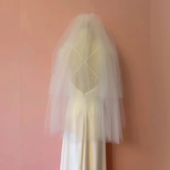 Short Wedding Veil - Picture 3 of 6